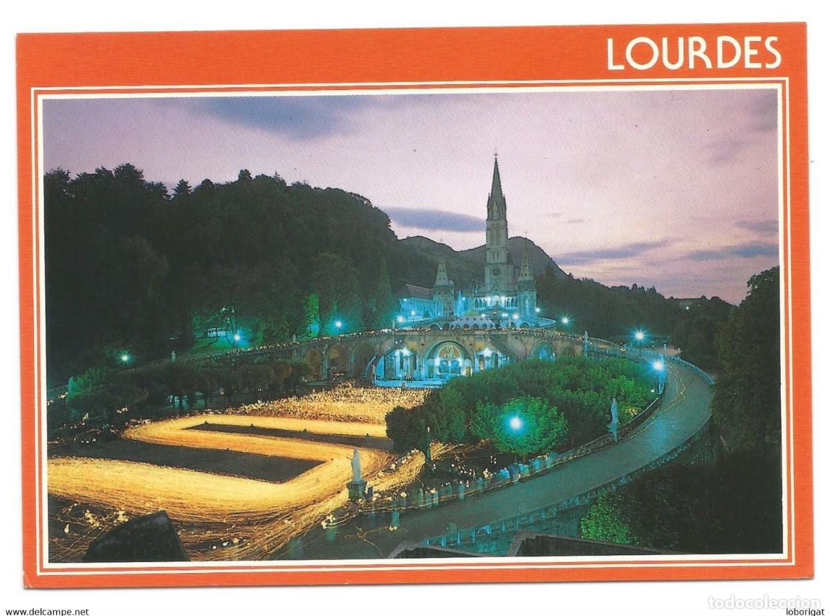 Postales: LA BASILIQUE ILLUMINEE ET LA PROCESSION AUX FLAMBEAUX.- LOURDES / FRANCIA