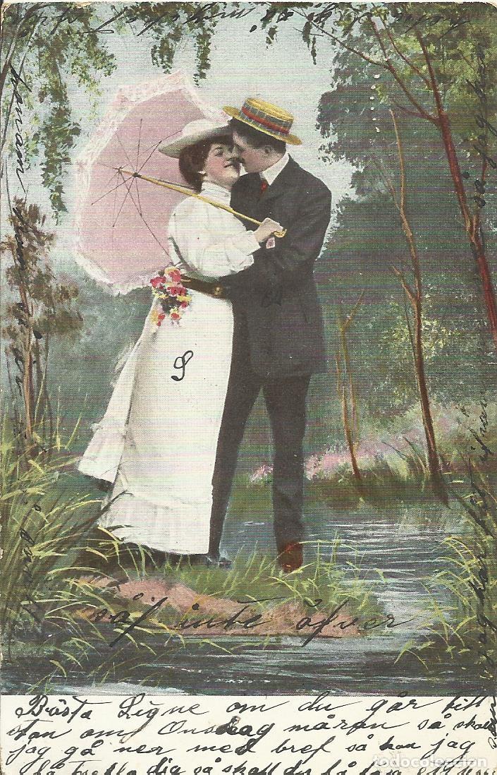 Postales: Pareja de enamorados bes&aacute;ndose y parasol. Suecia. 9x14 cm. Postal. Escrita con sello. 1905.