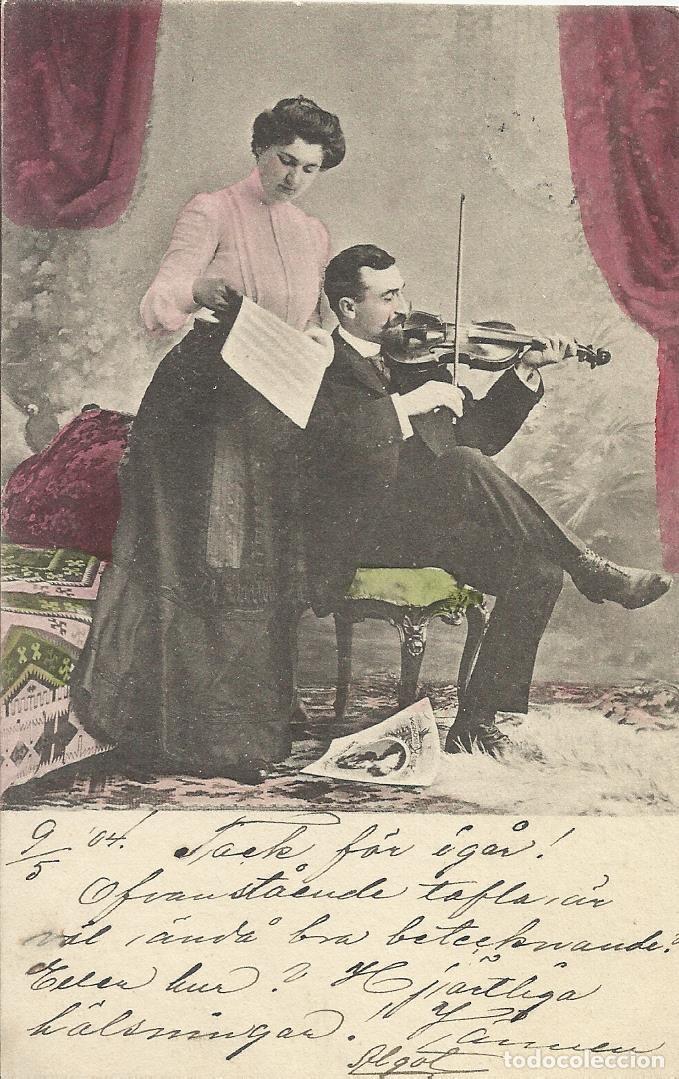 Postales: Mujer leyendo y marido tocando el viol&iacute;n. Suecia. 9x14 cm. Postal. Escrita con sello. 1904.