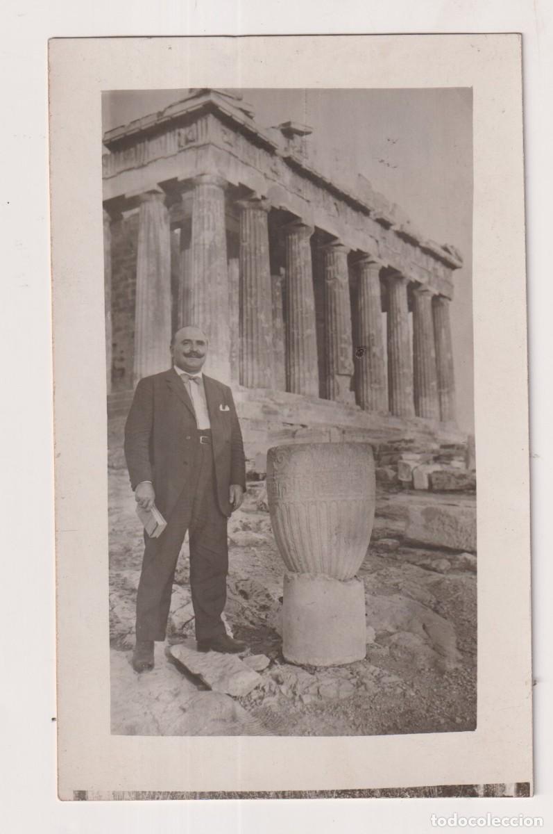 Cartes Postales: Fotograf&iacute;a tama&ntilde;o postal sin reverso. Acr&oacute;polis de Atenas. Hombre posando junto al Parten&oacute;n