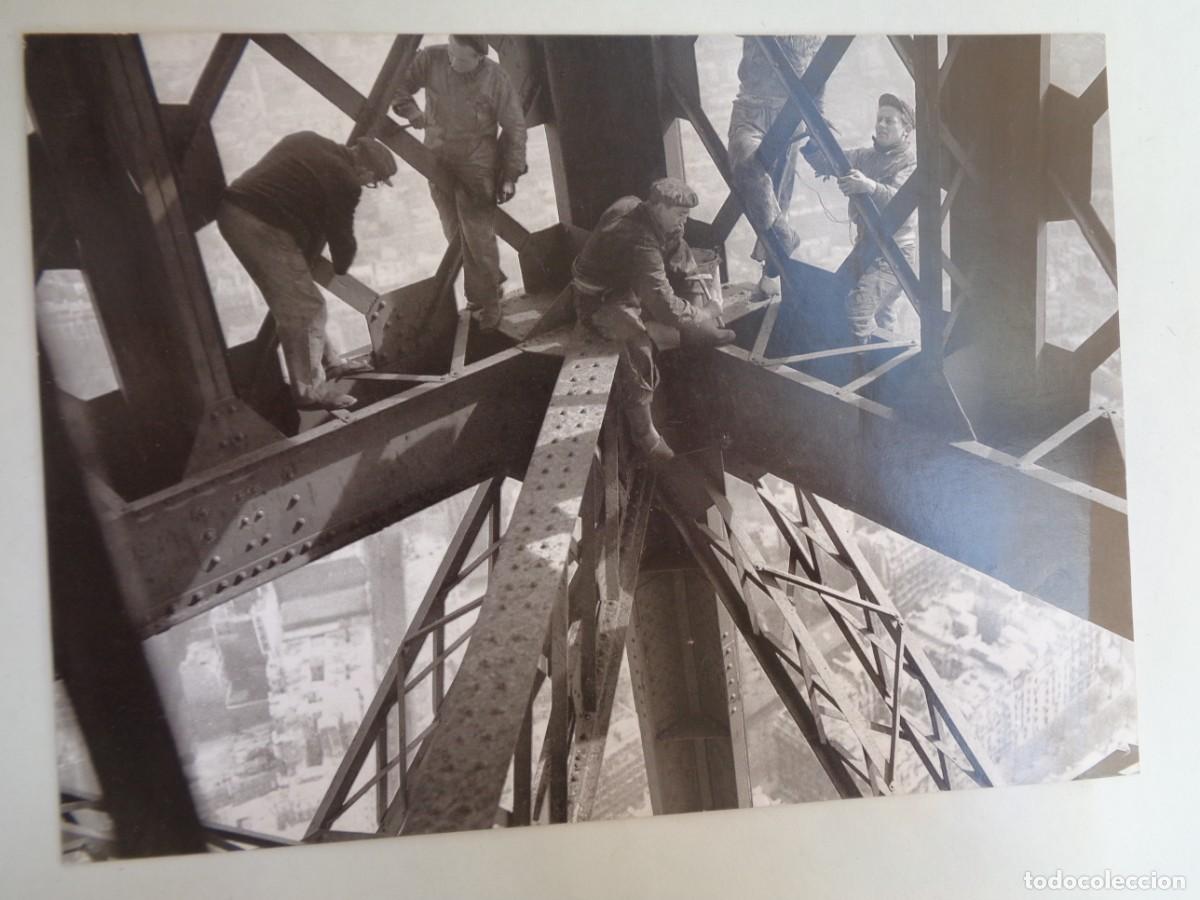 Postales: POSTAL DE PARIS ( FRANCIA ) : FOTO DE LIMPIEZA DE LA TORRE EIFFEL DE 1953 . MODERNA
