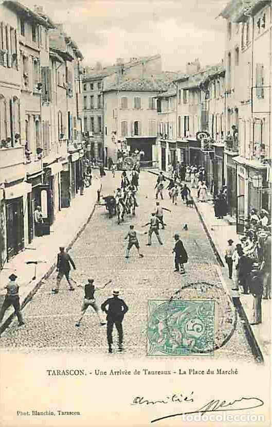 Postkarten: France - 13 - Tarascon - Une Arriv&eacute;e de Taureaux - La Place du March&eacute; - Anim&eacute;e - CPA - Voir Scans Re