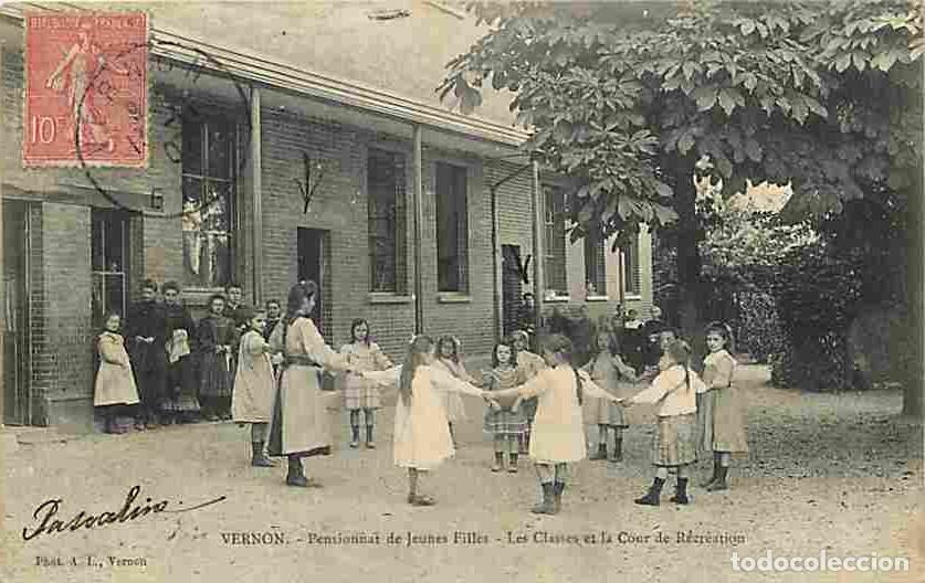 Postkarten: France - 27 - Vernon - Pensionnat de Jeunes Filles - Les Classes et la Cour de R&eacute;cr&eacute;ation - Anim&eacute;e -