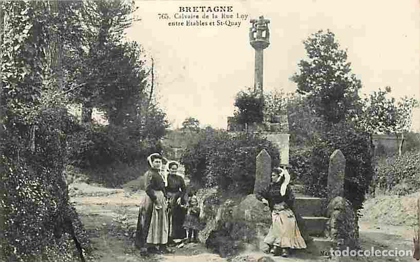 Postkarten: France - 22 - Cotes d'Armor - Calvaire de la Rue Loy entre Etables et St Quay - Anim&eacute;e - Folklore -