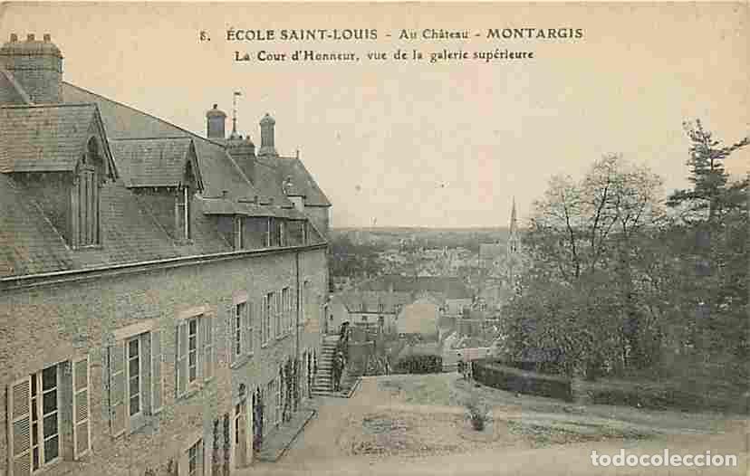 Postkarten: France - 45 - Montargis - Ecole St Louis - Au Ch&acirc;teau - La Cour d'Honneur vue de la Galerie sup&eacute;rieu