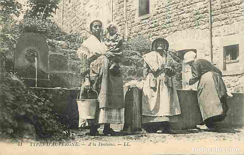 Postales: France - 63 - Types d'Auvergne - A la Fontaine - Anim&eacute;e - Folklore - Sc&egrave;nes et Types - CPA - Voir Sc