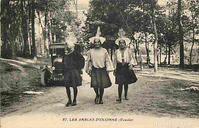 Postales: France - 85 - Les Sables d'Olonne - Sablaises - Anim&eacute;e - Folklore - Sc&egrave;nes et Types - Automobiles -