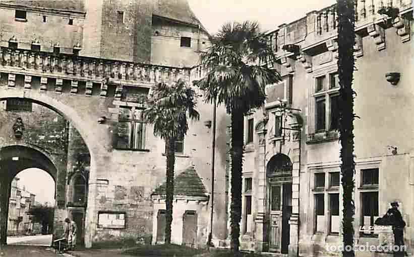Postales: France - 17 - Jonzac - Hotel de Ville - Anim&eacute;e - Voir Timbre - Oblit&eacute;ration ronde de 1954 - CPA - Vo