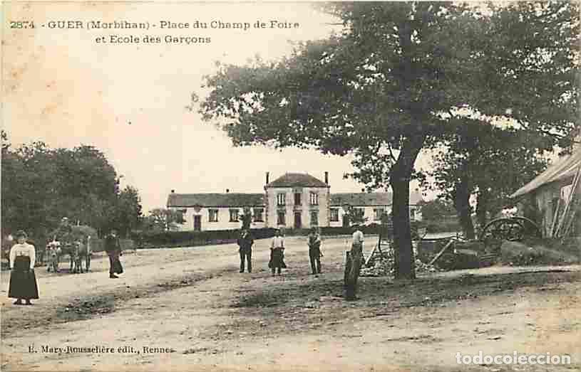 Postales: France - 56 - Guer - Place du champ de foire et Ecole des Gar&ccedil;ons - Anim&eacute;e - Attelage de Boeufs - CP