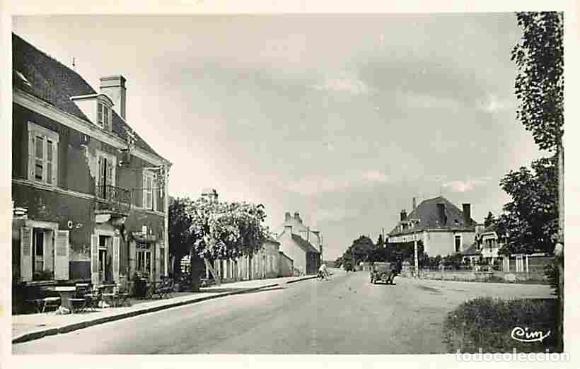 Postales: France - 71 - Le Fourneau - Environs de Bourbon Lancy - La Place - Anim&eacute;e - Automobiles - Carte Neuv