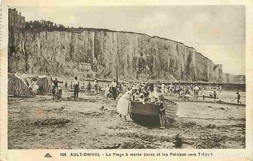 Cartes Postales: France - 80 - Ault-Onival - La Plage &agrave; mar&eacute;e basse et les Falaises vers le Tr&eacute;port - Anim&eacute;e - CPA -