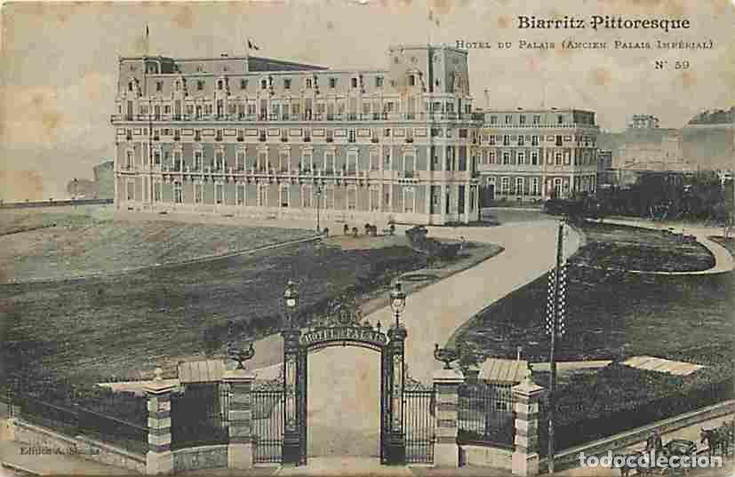 Postales: France - 64 - Biarritz - Hotel du Palais - Anim&eacute;e - Cal&egrave;ches - Chevaux - Etat taches visibles - CPA