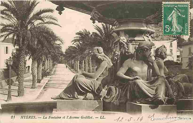 Postkarten: France - 83 - Hy&egrave;res - La Fontaine et l'Avenue Godillot - Femme aux seins nus - Oblit&eacute;ration ronde d