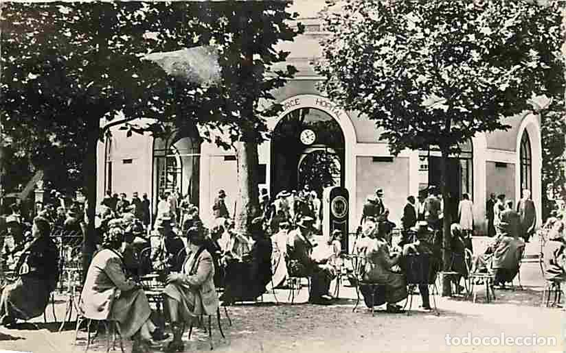 Postkarten: France - 03 - Vichy - Source de l'Hopital - Anim&eacute;e - Oblit&eacute;ration ronde de 1951 - Etat pli visible -