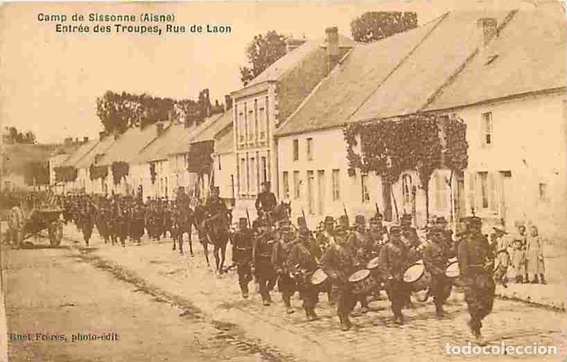 Postkarten: France - 02 - Sissonne - Camp de Sissonne - Entr&eacute;e des Troupes, Rue de Laon - Anim&eacute;e - Militaria - O