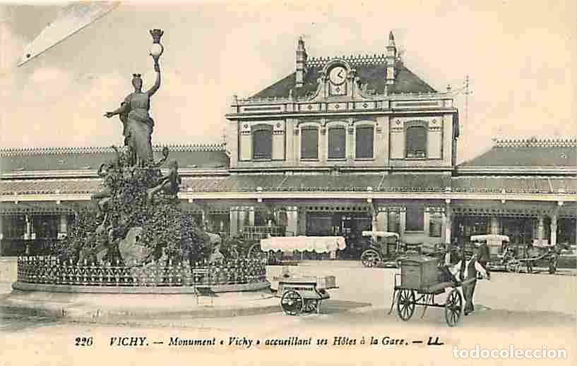 Postkarten: France - 03 - Vichy - Monument Vichy accueillant ses Hotes &agrave; la are - Anim&eacute;e - CPA - Voir Scans Rect