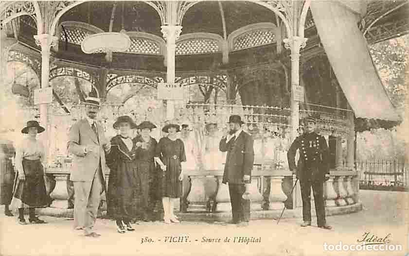 Cartes Postales: France - 03 - Vichy - Source de l'Hopital - Anim&eacute;e - Oblit&eacute;ration ronde de 1922 - CPA - Voir Scans R
