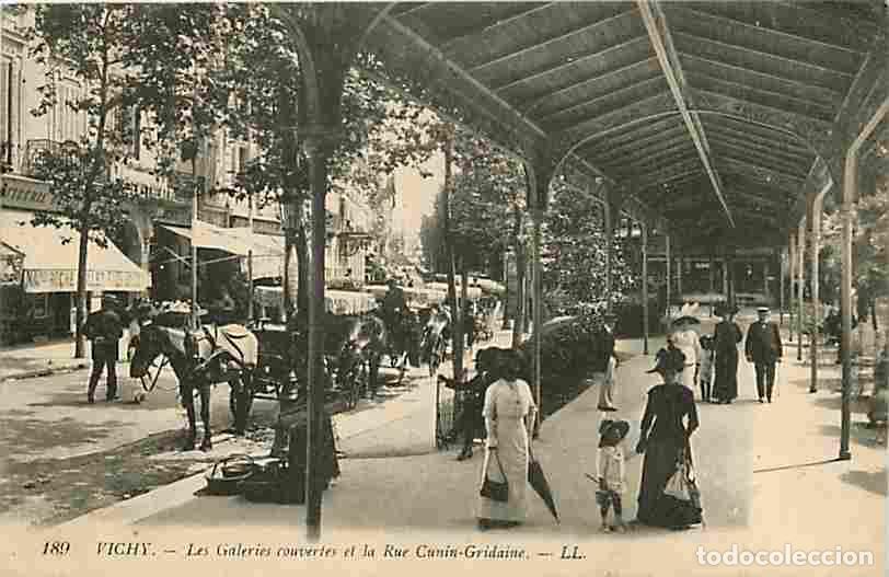 Cartes Postales: France - 03 - Vichy - Les Galeries couvertes et la Rue Cunin-Gridaine - Anim&eacute;e - Cal&egrave;che - Correspon