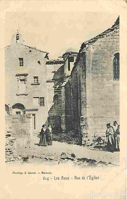 Cartoline: France - 13 - Les Baux de Provence - Rue de l'Eglise - Anim&eacute;e - Etat pli visible - CPA - Voir Scans