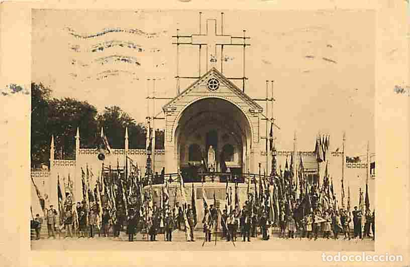 Postales: France - 14 - Lisieux - La Basilique - Un p&egrave;lerinage - Les Drapeuax autour de l'autel - Anim&eacute;e - Eta