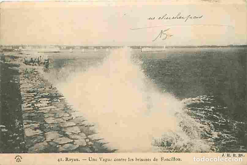 Postales: France - 17 - Royan - Une Vague contre les brisants de Foncillon - Pr&eacute;curseur - CPA - Voir Scans Rec