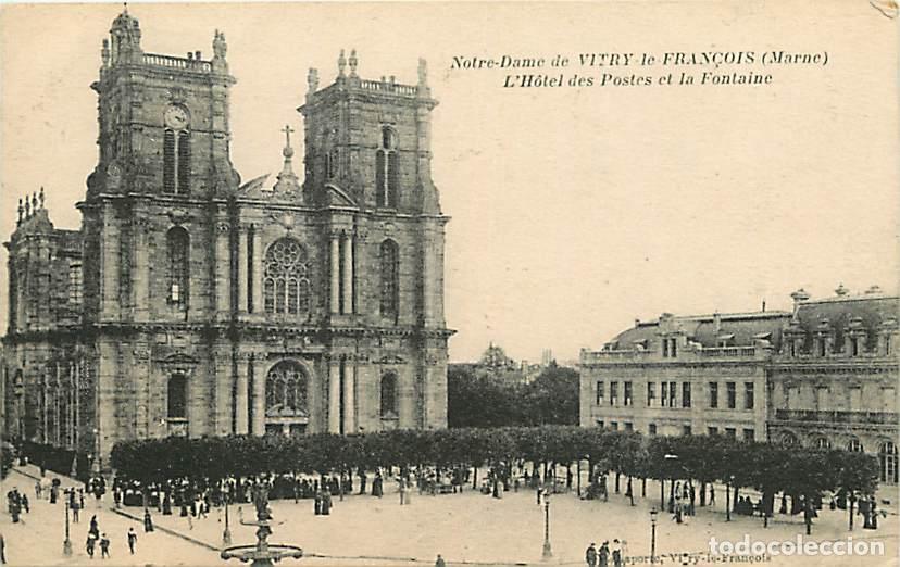 Postales: France - 51 - Vitry le Fran&ccedil;ois - Eglise Notre Dame - L'H&ocirc;tel des Postes et la Fontaine - Voyag&eacute;e en