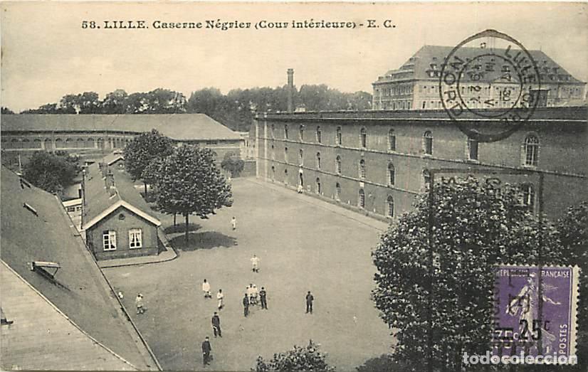 Cartoline: France - 59 - Lille - Caserne N&eacute;grier - Cour int&eacute;rieure - Anim&eacute;e - Oblit&eacute;ration ronde de 1927 - Flam