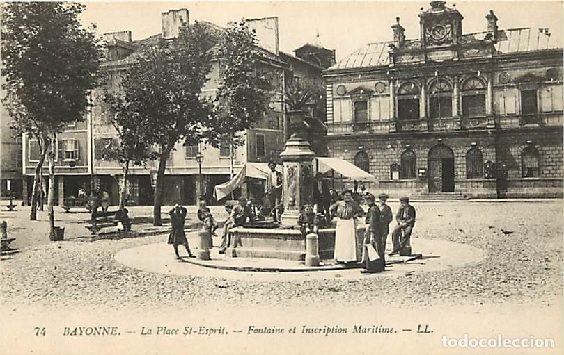 Postkarten: France - 64 - Bayonne - La Place St-Esprit. Fontaine et Inscription Maritime - Anim&eacute;e - Carte Neuve