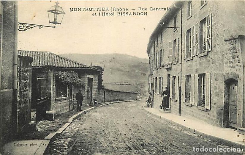 Cartoline: France - 69 - Montrottier - Rue Centrale et Hotel Bissardon - Anim&eacute;e - Oblit&eacute;ration ronde de 1922 -