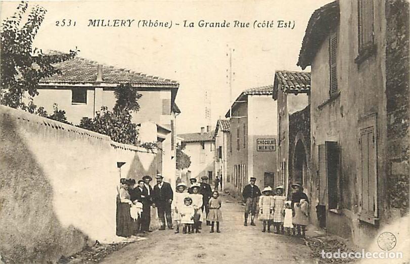 Cartoline: France - 69 - Millery - La Grande Rue - Cot&eacute; Est - Anim&eacute;e - Etat l&eacute;ger pli visible - CPA - Voir Scan