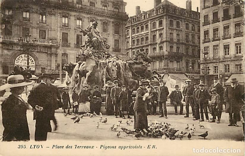 Postales: France - 69 - Lyon - Place des Terreaux - Pigeons apprivois&eacute;s - Anim&eacute;e - Oblit&eacute;ration ronde de 1928