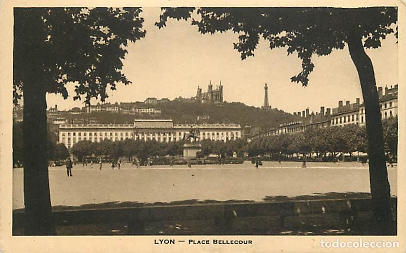 Cartoline: France - 69 - Lyon - Place Bellecour - Anim&eacute;e - Oblit&eacute;ration ronde de 1936 - CPA - Voir Scans Recto-