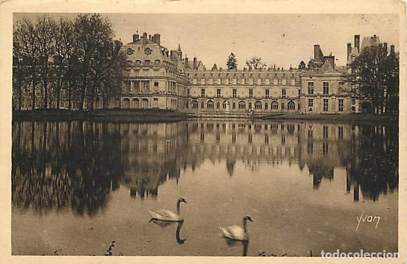 Cartoline: France - 77 - Fontainebleau - Palais de Fontaineblau - Fa&ccedil;ade du Palais vue de l'Etang des Carpes -