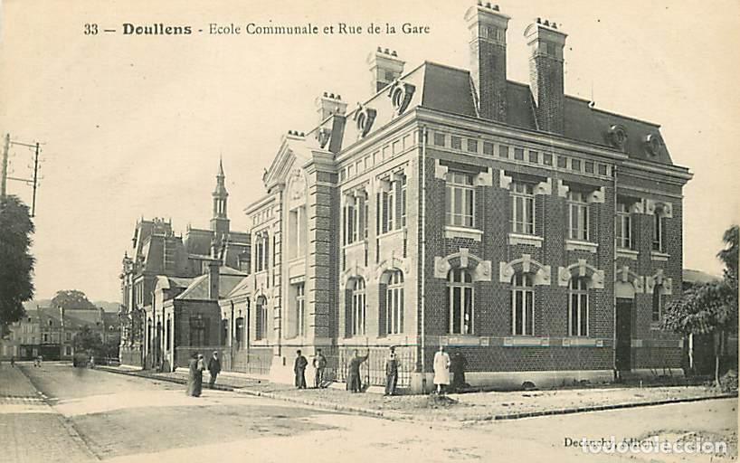 Postales: France - 80 - Doullens - Ecole Communale et Rue de la Gare - Anim&eacute;e - CPA - Voir Scans Recto-Verso
