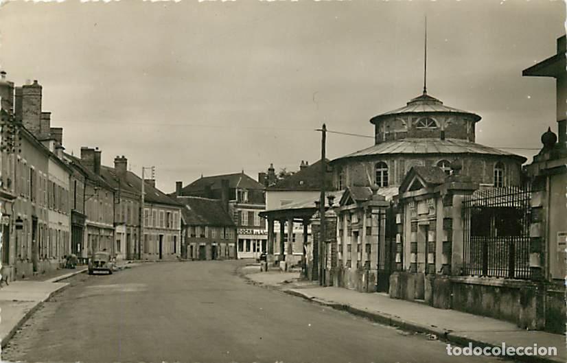 Cartes Postales: France - 10 - Ervy le Chatel - La Halle - CPSM format CPA - Automobiles - CPA - Voir Scans Recto-Ver
