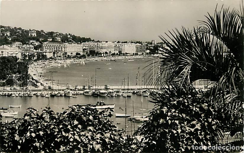 Cartes Postales: France - 06 - Cannes - Le Port et la Croisette - CPSM format CPA - Voir Scans Recto-Verso