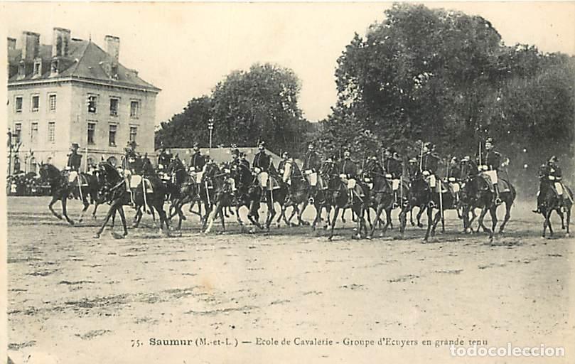 Cartoline: France - 49 - Saumur - Ecole de Cavalerie - Groupe d'Ecuyers en grande tenu - Anim&eacute;e - Correspondanc