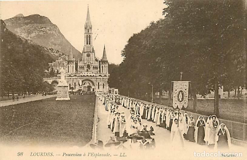 Postales: France - 65 - Lourdes - Procession &agrave; l'Esplanade - Anim&eacute;e - CPA - Oblit&eacute;ration ronde de 1917 - Voir