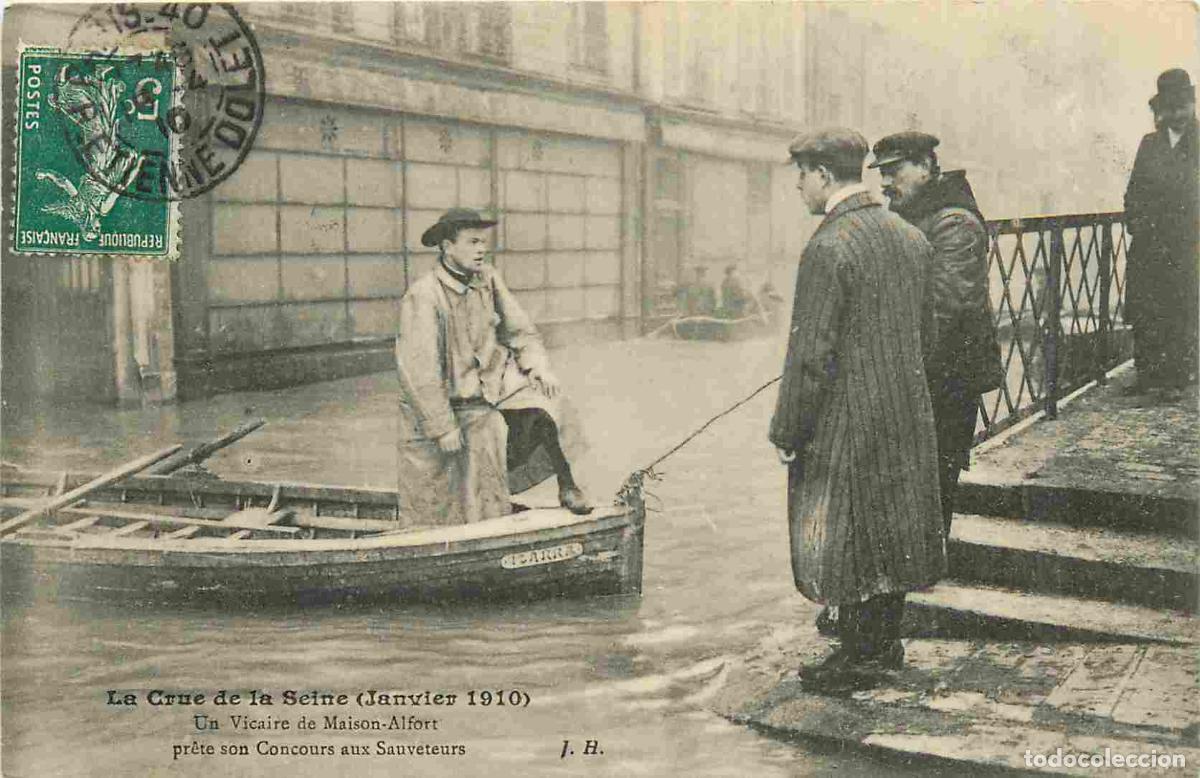 Postais: France - 94 - Maisons Alfort - Crue de la Seine de 1910 - Un Vicaire de Maison-Alfort prete son conc