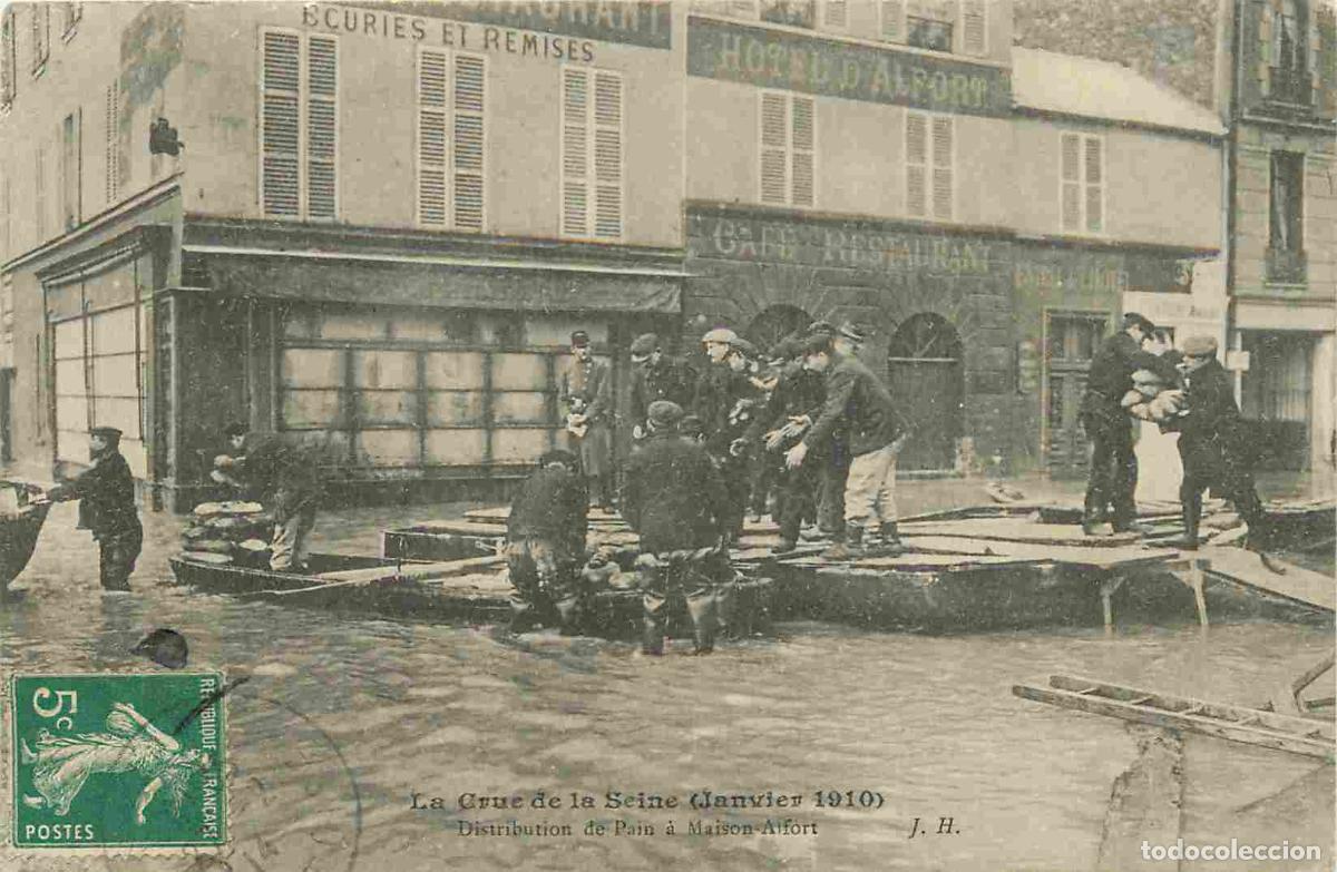 Cartoline: France - 94 - Maisons Alfort - Crue de la Seine de 1910 - Distribution de pain &agrave; Maisons Alfort - An
