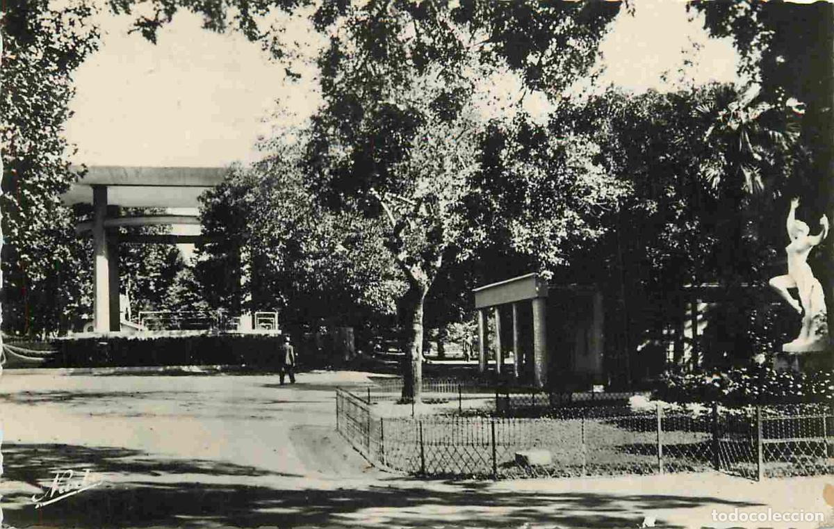 Cartes Postales: France - 34 - Montpellier - Le Kiosque Bosc - Anim&eacute;e - Statue de femme nue - Carte Dentel&eacute;e - CPSM f