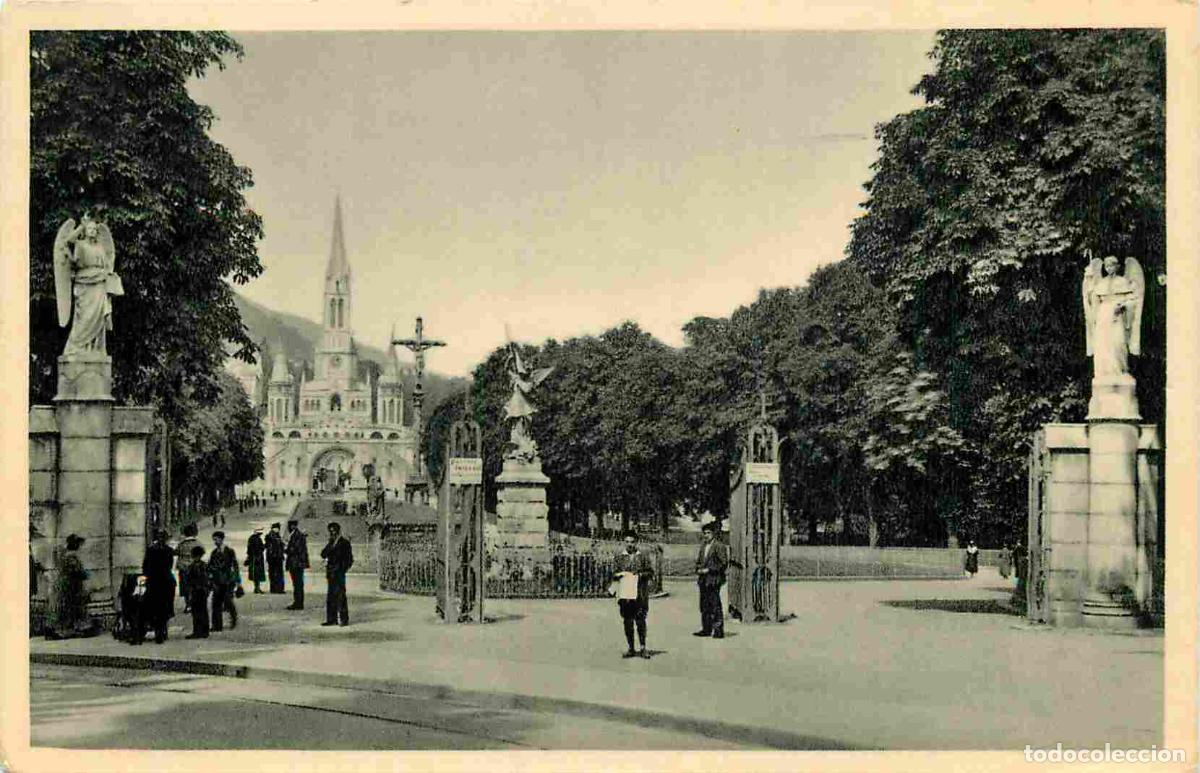 Cartes Postales: France - 65 - Lourdes - Entr&eacute;e de l'Esplanade - Anim&eacute;e - CPSM format CPA - Oblit&eacute;ration ronde de 195