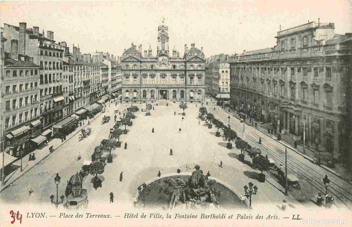 Postcards: France - 69 - Lyon - Place des Terreaux - Hotel de Ville - la Fontaine Bartholdi et Palais des Arts