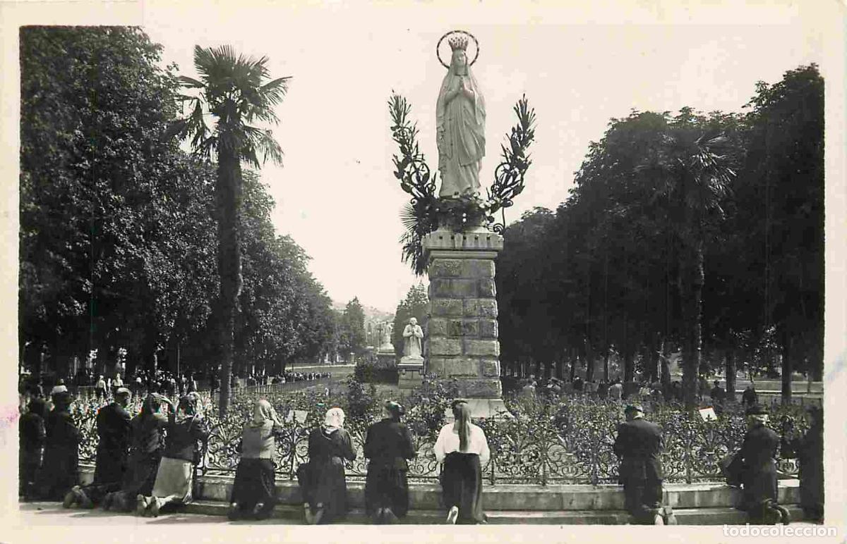 Cartoline: France - 65 - Lourdes - La Vierge Couronn&eacute;e - Anim&eacute;e - CPSM format CPA - Voir Scans Recto-Verso