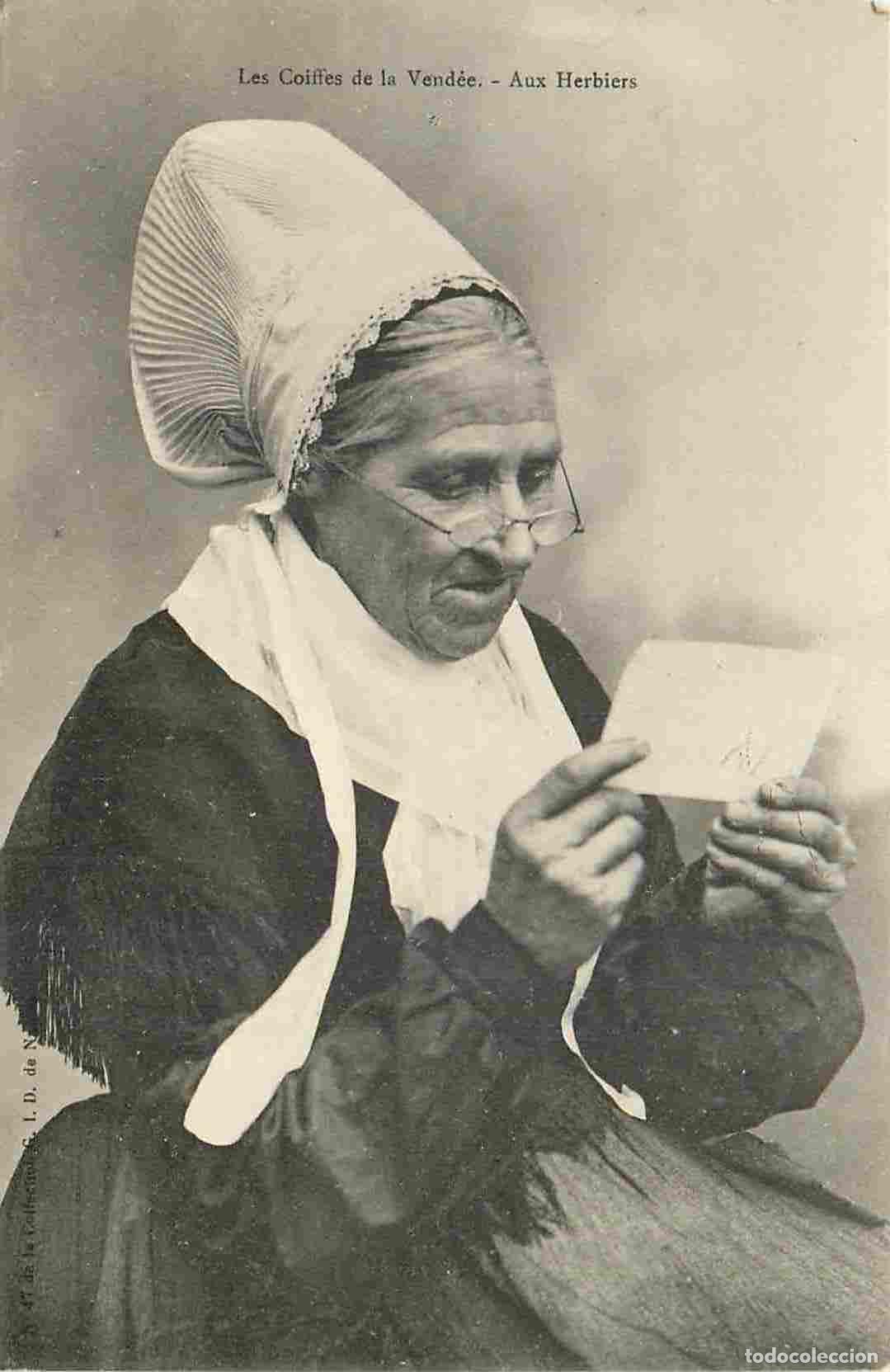 Postais: France - 85 - Les Herbiers - Les Coiffes de la Vend&eacute;e - Anim&eacute;e - Femme - Folklore - Sc&egrave;ne et Types -