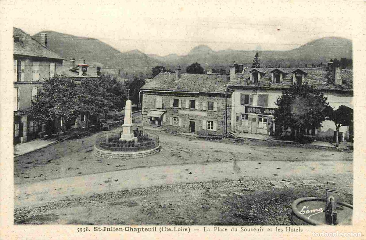 Cartoline: France - 43 - Saint Julien Chapteuil - La Place du Souvenir et les Hotels - CPA - Voir Scans Recto-V