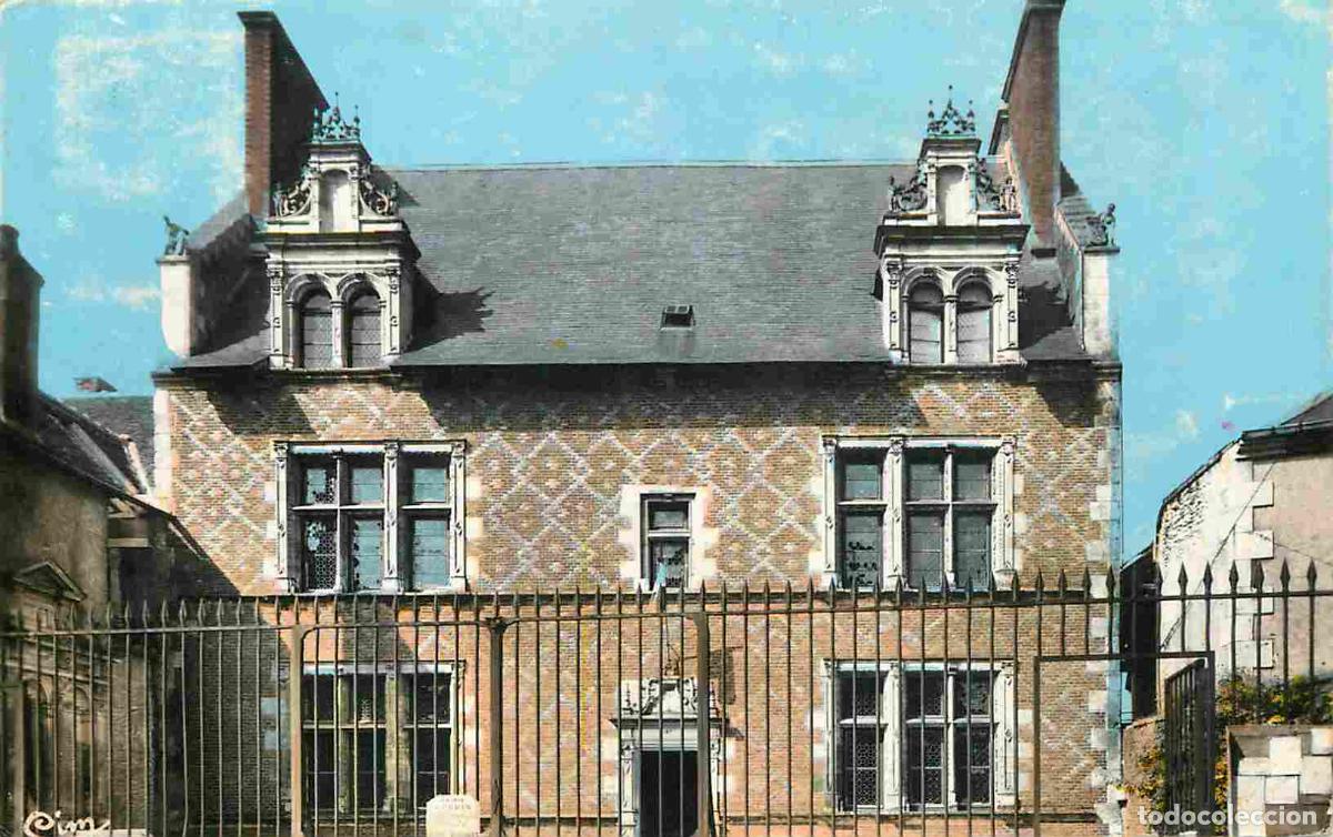 Cartes Postales: France - 45 - Lorris - L'Hotel de Ville - Mention Photographie v&eacute;ritable - Carte Dentel&eacute;e - CPSM for