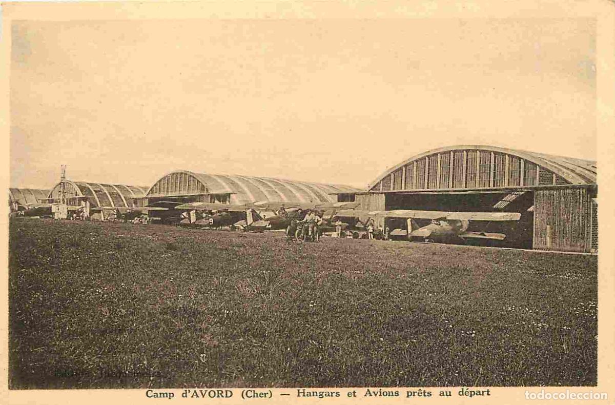 Cartoline: France - 18 - Camp d'Avord - Hangars et Avions pr&ecirc;ts au d&eacute;part - Anim&eacute;e - Avions - Aviation - CPA -