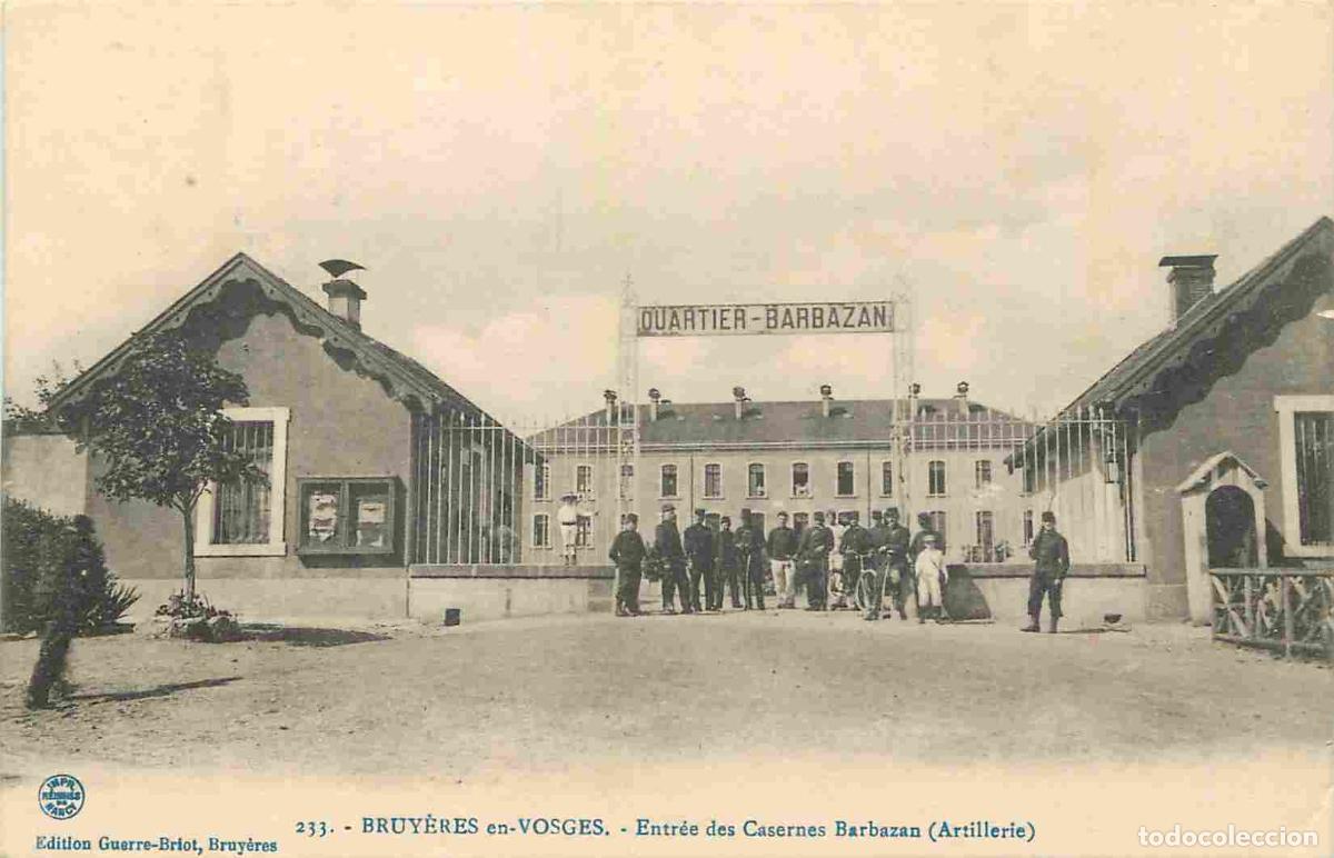 Cartoline: France - 88 - Bruy&egrave;res en Vosges - Entr&eacute;e des Casernes Barbazan - Artillerie - Anim&eacute;e - Militaria -