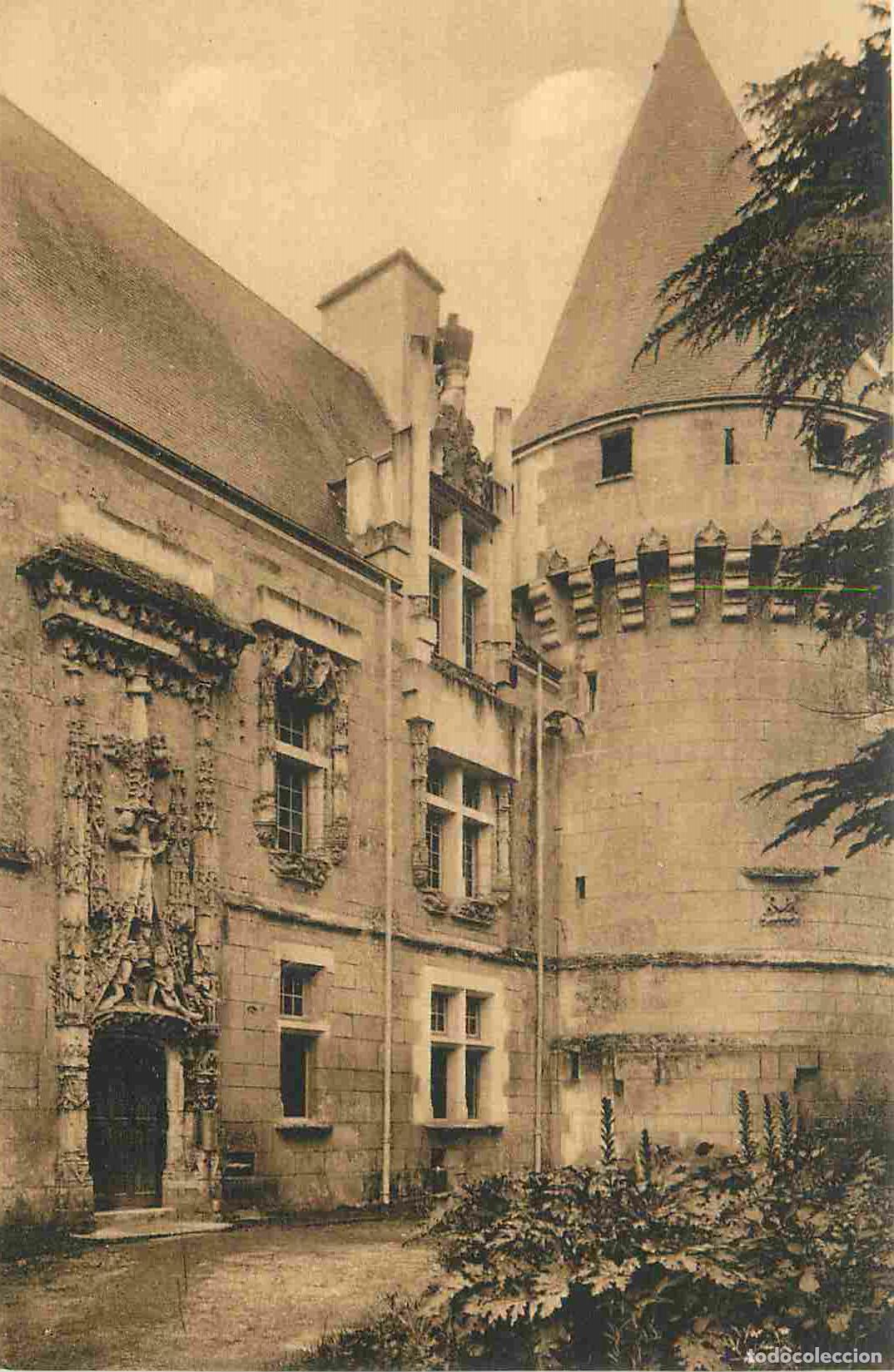 Cartoline: France - 17 - Crazannes - Le ch&acirc;teau - angle de la fa&ccedil;ade Nord et Donjon - sculptures ogivales - CPA